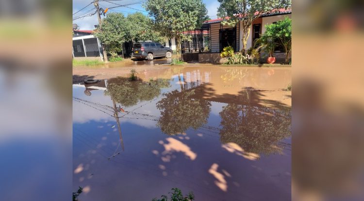Habitantes piden solución en calle para evitar inundaciones