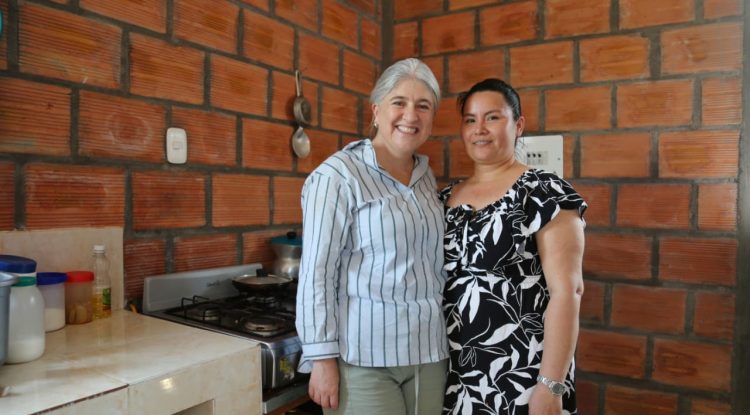 Ministra de Vivienda entregó viviendas a mujeres campesinas en Guaviare
