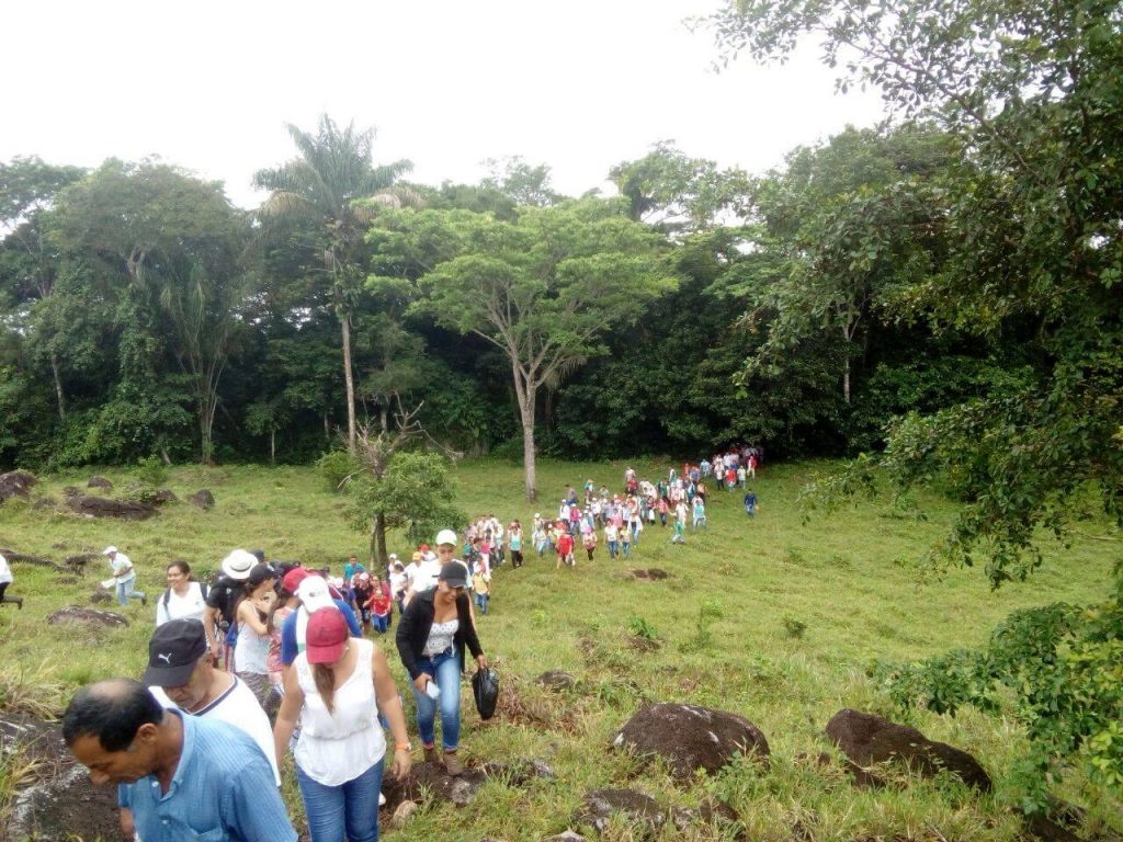 Entre 600 y 700 personas participaron en el viacrucis en Cerritos, en El Retorno