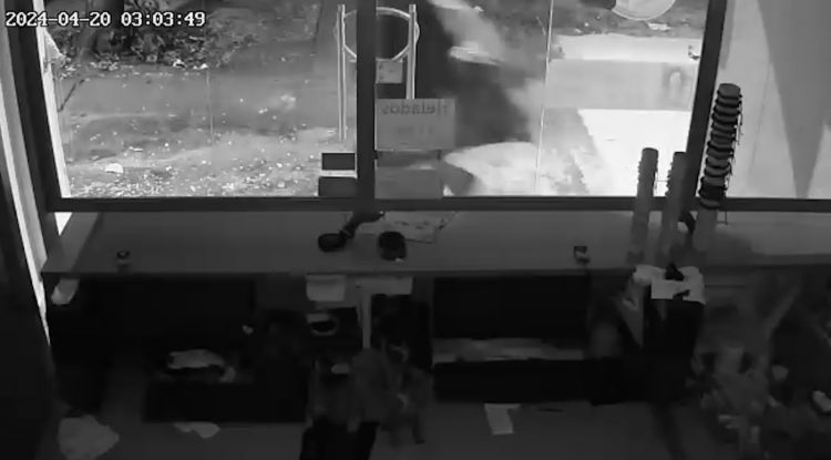 Ladrón vestido con carpa robó una oficina de Efecty en San José del Guaviare