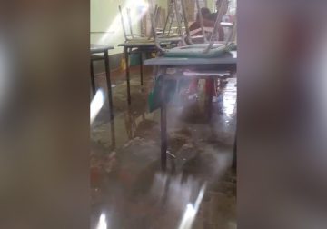 Aula de una institución educativa afectada por la lluvia