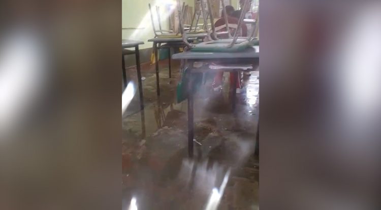 Aula de una institución educativa afectada por la lluvia