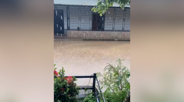 Vía en Portal de Belén lleva más de tres meses inundada