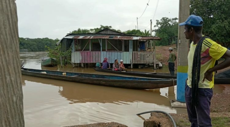Primeras familias evacuadas en La Carpa, Guaviare