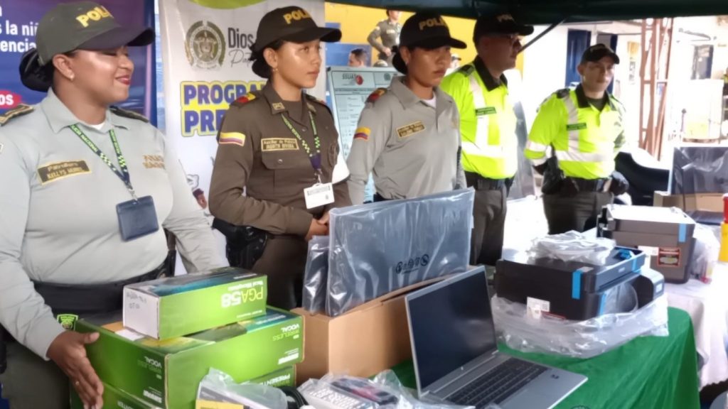 Gobernación del Guaviare entregó equipos tecnológicos a la Policía Nacional