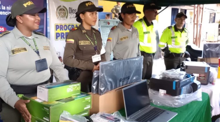 Gobernación del Guaviare entregó equipos tecnológicos a la Policía Nacional