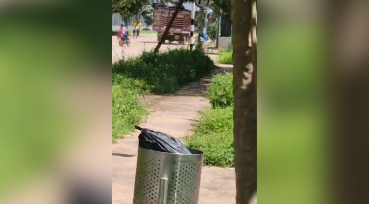 Mal uso a canecas de basuras en la biblioteca municipal