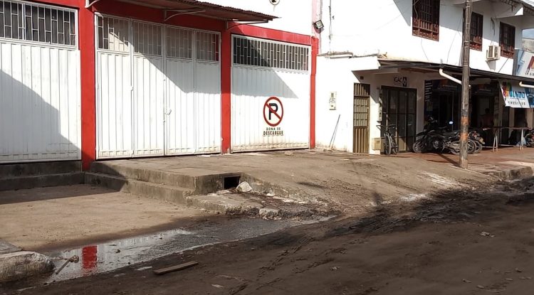 Fuertes olores de bodega incendiada afectan a comerciantes y ciudadanos