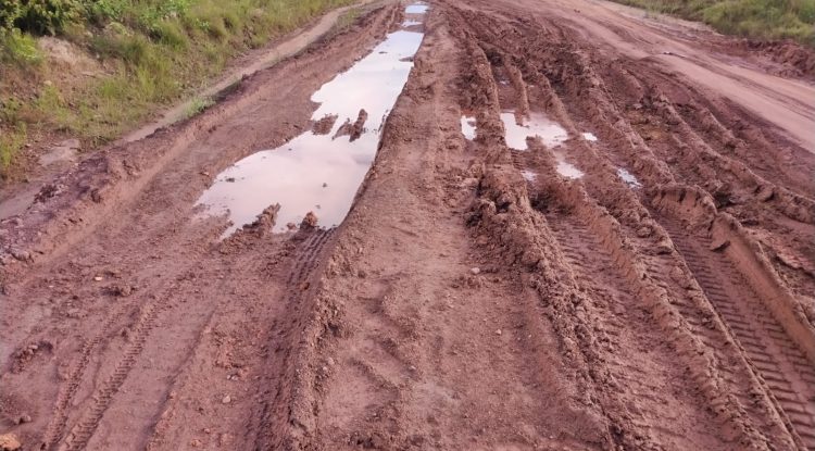 Comunidad en veredas de la vía a El Capricho inconforme con respuesta del secretario de obras