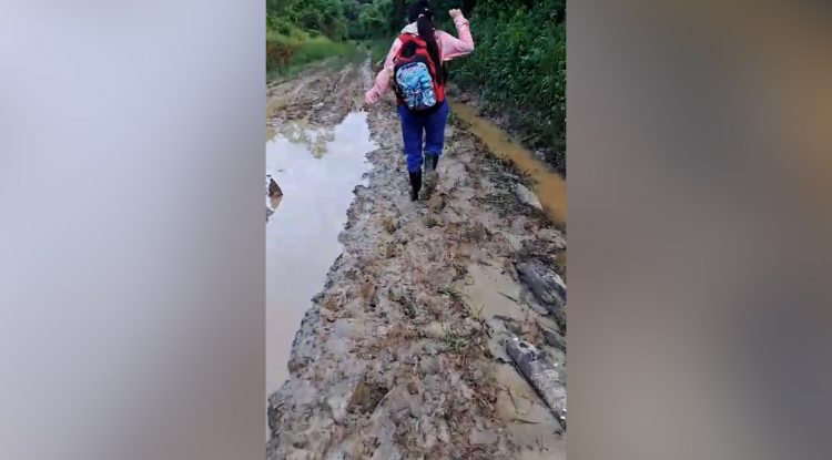 Estudiantes afectados por vía en mal estado en el sector de Los Cambulos