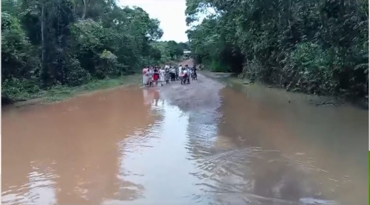 Creciente de caños bloqueó paso vehicular entre dos centros poblados