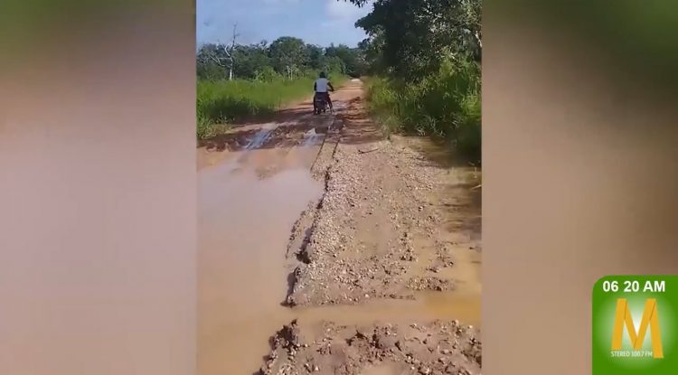 Campesinos enfrentan dificultades para transportar productos debido al mal estado de la vía