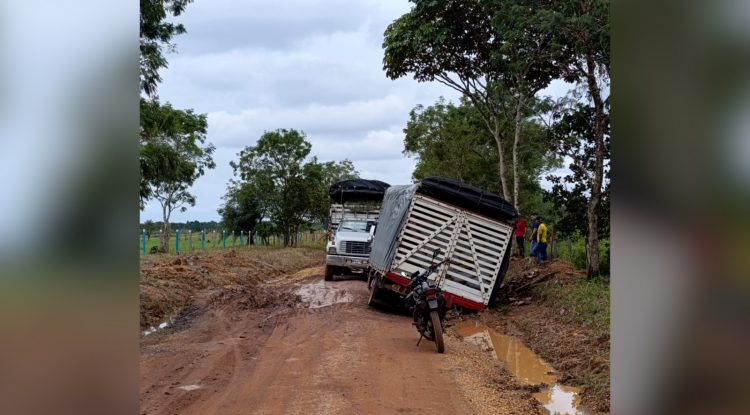 Mal estado en la vía de la Trocha Ganadera deja camiones varados