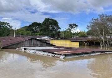 Bomberos evacúan familias en vereda El Edén