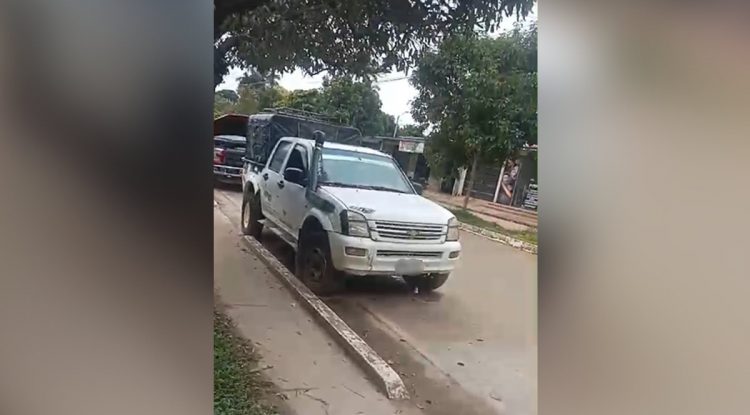 Vehículo mal estacionado pone en riesgo a adulto mayor en San José