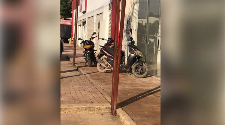 Denuncian invasión de motos en andenes del barrio La Paz