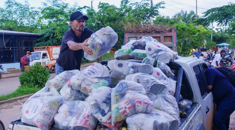 Entregan ayudas a familias afectadas en barrio El Porvenir